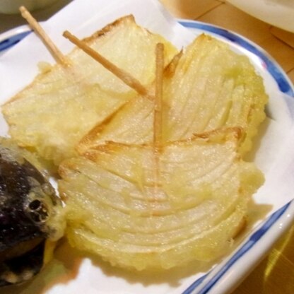 玉ねぎの天ぷらというと、かき揚げのようにしてましたが、この方法すごくいいですね！簡単だし、おいしかったです＾＾ごちそうさまでした♪